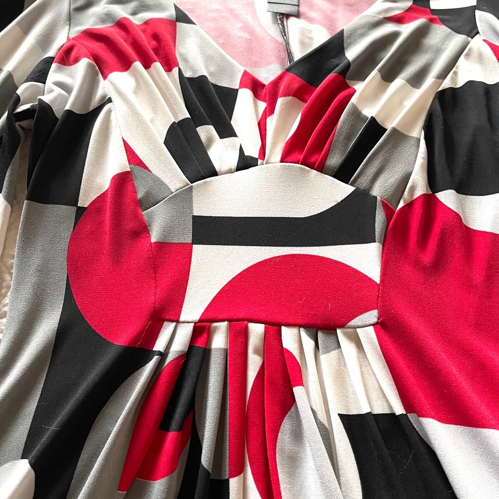 Dress with abstract designs. - Picture 7 of 8